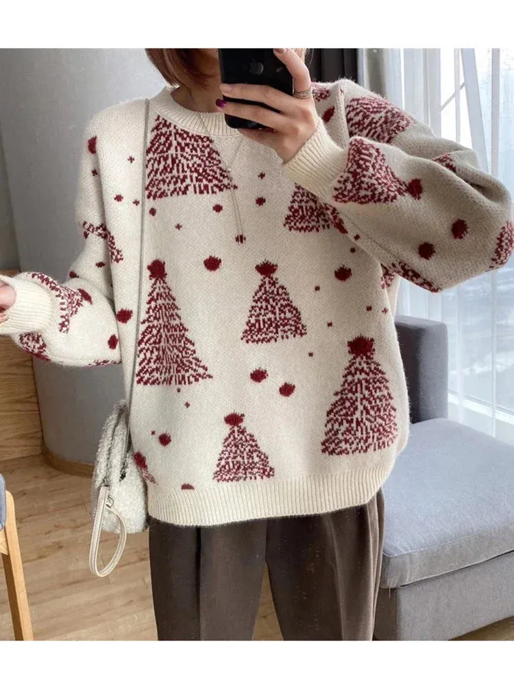 Claudine - Warm knitted sweater with a loose fit and Christmas tree print for women